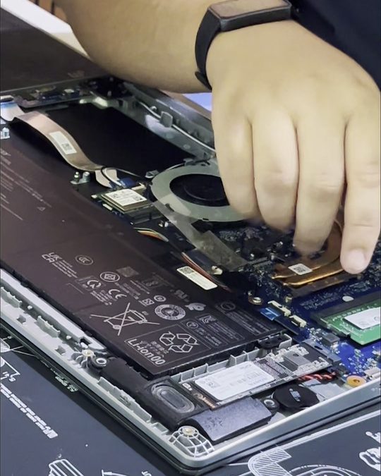 Notebook aberto na bancada durante o reparo