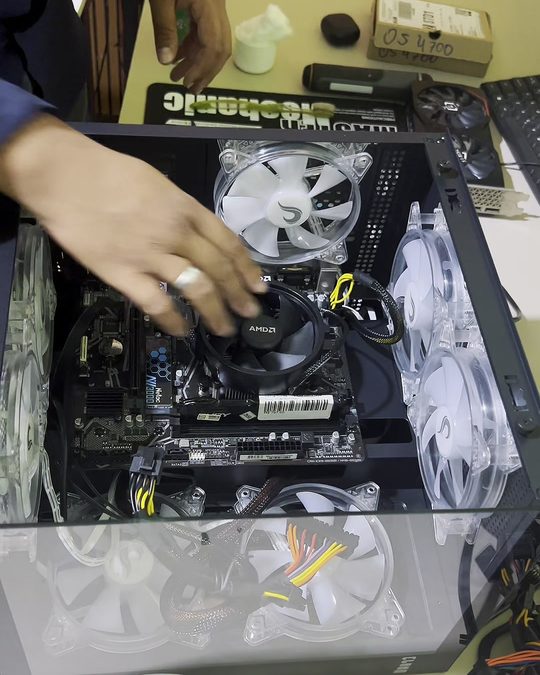 Montagem de computador na bancada