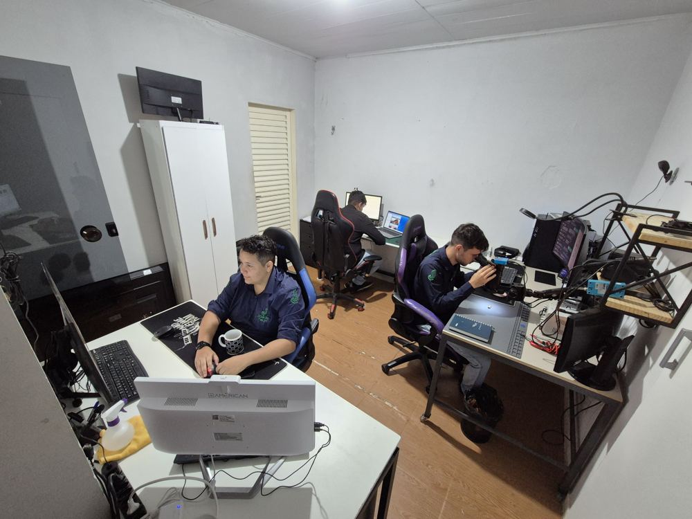 Equipe trabalhando no laboratório de hoje