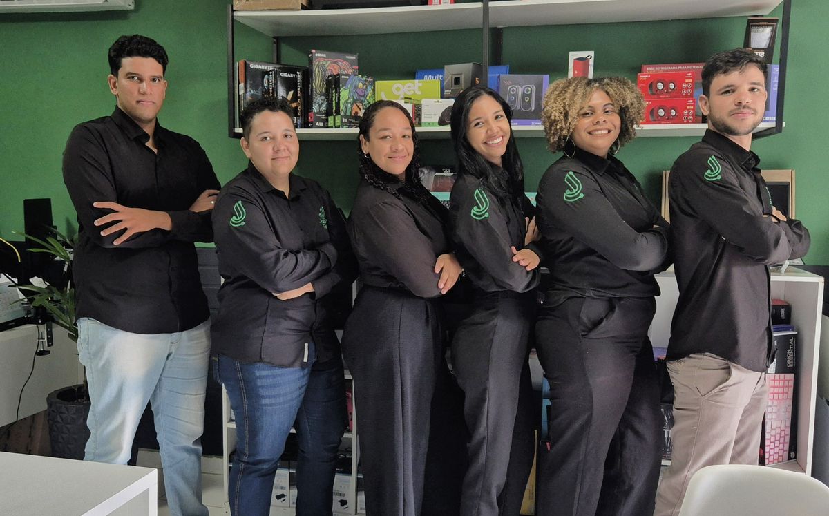 Equipe da Joadetech de braços cruzados na loja