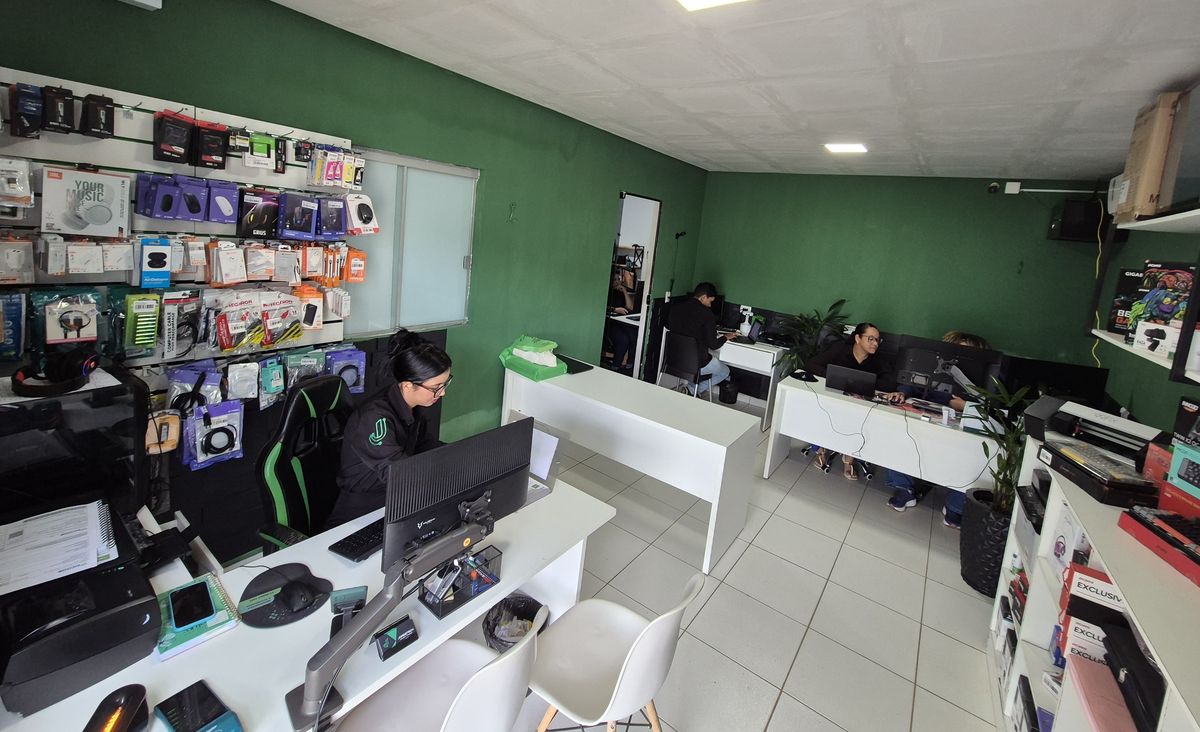 Salão da loja com a recepção e as mesas da equipe